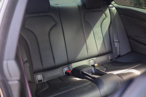 BMW 4 Series M4 CS 3.0 BiTURBO DCT 41