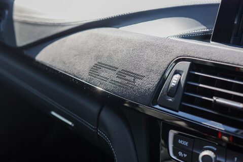 BMW 4 Series M4 CS 3.0 BiTURBO DCT 38