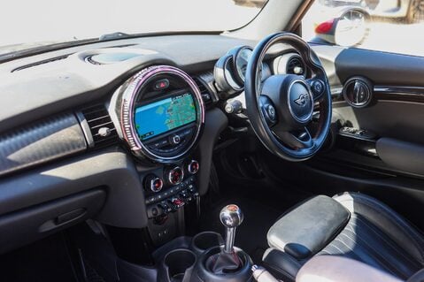 Mini Hatch 2.0 JOHN COOPER WORKS MANUAL 12