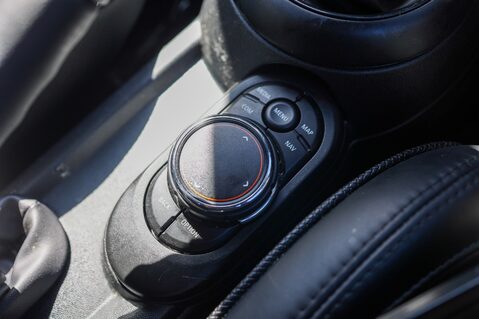 Mini Hatch 2.0 JOHN COOPER WORKS MANUAL 23