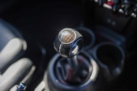 Mini Hatch 2.0 JOHN COOPER WORKS MANUAL 22