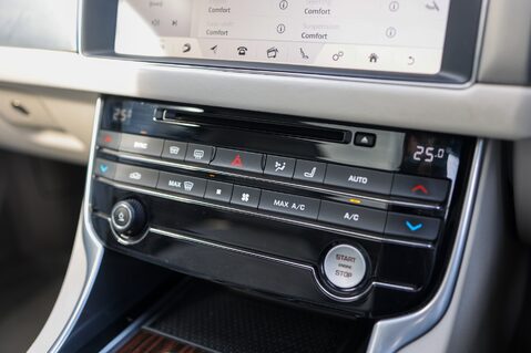 Jaguar XF 2.0 D PORTFOLIO AWD 21