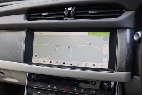 Jaguar XF 2.0 D PORTFOLIO AWD 16