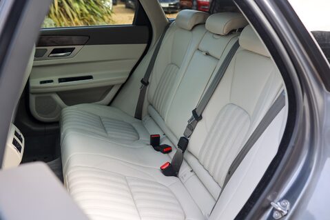 Jaguar XF 2.0 D PORTFOLIO AWD 39