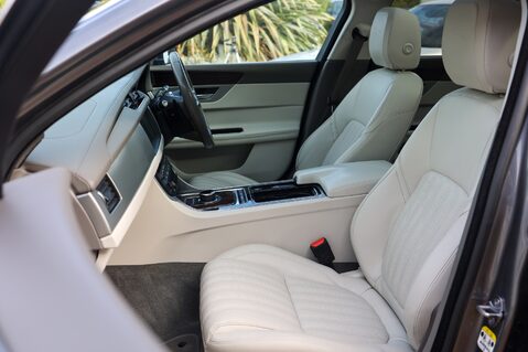 Jaguar XF 2.0 D PORTFOLIO AWD 12
