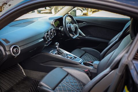 Audi TT S 2.0 TFSI QUATTRO BLACK EDITION S-TRONIC 16