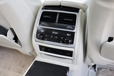 BMW 7 Series M760LI XDRIVE 6.6 V12 54
