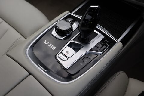 BMW 7 Series M760LI XDRIVE 6.6 V12 34