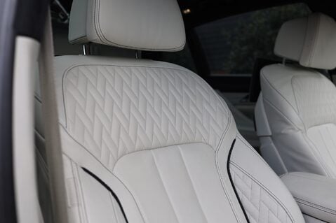 BMW 7 Series M760LI XDRIVE 6.6 V12 37