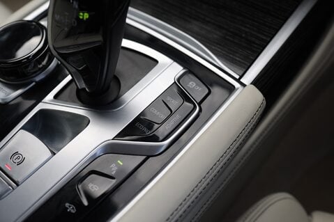 BMW 7 Series M760LI XDRIVE 6.6 V12 33