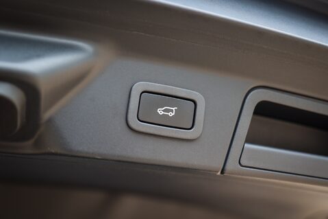 Land Rover Range Rover Velar D300 3.0 R-Dynamic HSE Auto 38
