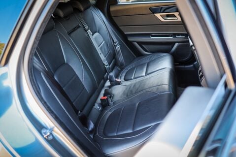 Jaguar XF 2.0 D R-SPORT 28