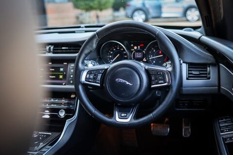Jaguar XF 2.0 D R-SPORT 4
