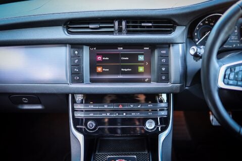Jaguar XF 2.0 D R-SPORT 13