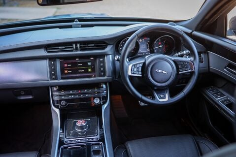 Jaguar XF 2.0 D R-SPORT 12