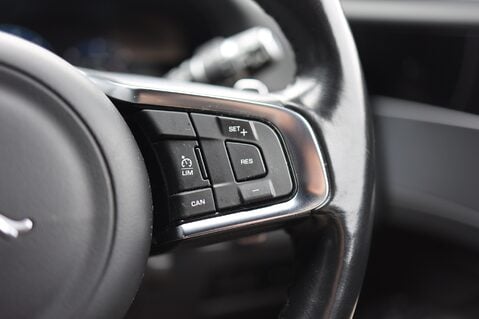 Jaguar XF 2.0 D R-SPORT SPORTBRAKE AUTO 31