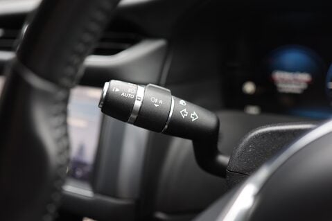 Jaguar XF 2.0 D R-SPORT SPORTBRAKE AUTO 32