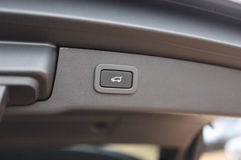 Jaguar XF 2.0 D R-SPORT SPORTBRAKE AUTO 42