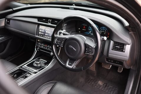 Jaguar XF 2.0 D R-SPORT SPORTBRAKE AUTO 29