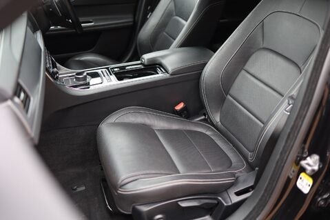 Jaguar XF 2.0 D R-SPORT SPORTBRAKE AUTO 28