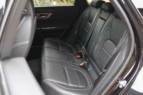 Jaguar XF 2.0 D R-SPORT SPORTBRAKE AUTO 36