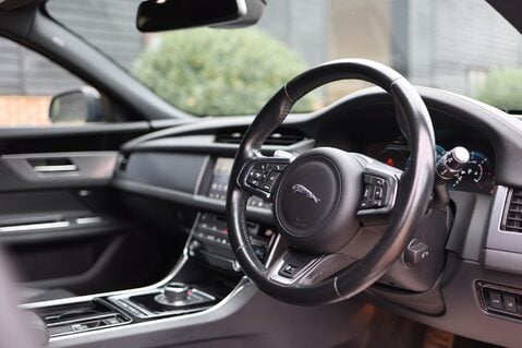 Jaguar XF 2.0 D R-SPORT SPORTBRAKE AUTO 12