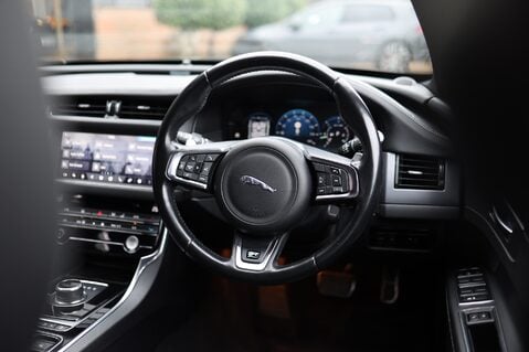 Jaguar XF 2.0 D R-SPORT SPORTBRAKE AUTO 34