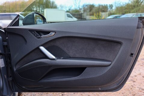 Audi TT 2.0 TFSI S LINE S-TRONIC 29