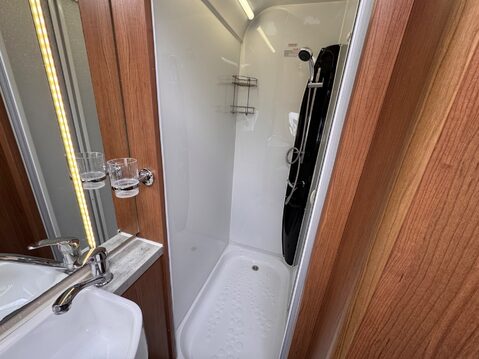 Auto-Trail Tracker EB 37