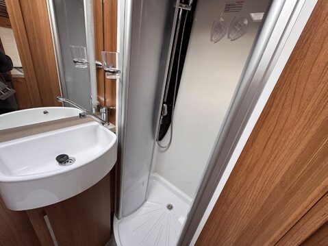 Auto-Trail Apache 632 AWAITING PREPARATION 23