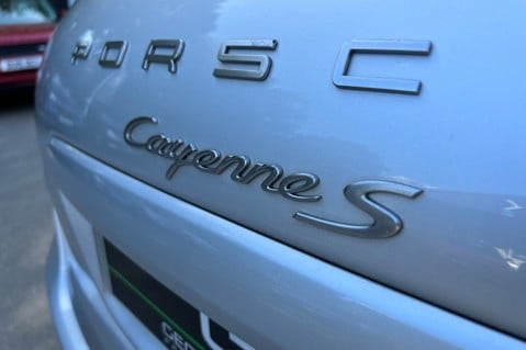 Porsche Cayenne S HYBRID TIPTRONIC S - REAR ENTERTAINMENT  54