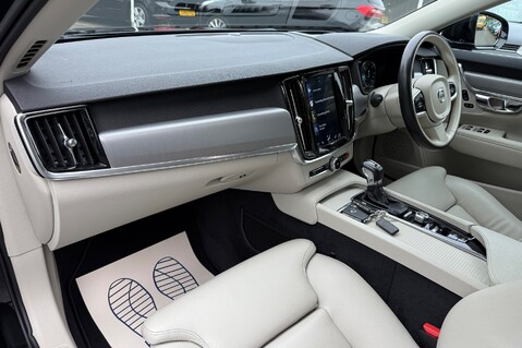 Volvo V90 D4 MOMENTUM PRO - FULL VOLVO SERVICE HISTORY - ADAPTIVE CRUISE CONTROL  25
