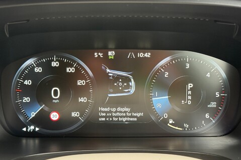 Volvo V90 D4 MOMENTUM PRO - FULL VOLVO SERVICE HISTORY - ADAPTIVE CRUISE CONTROL  37