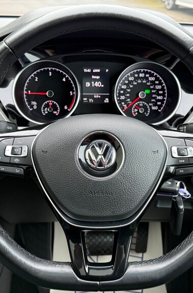 Volkswagen Touran SE FAMILY TDI DSG - PANORAMIC SUNROOF - FULL VW SERVICE HISTORY 