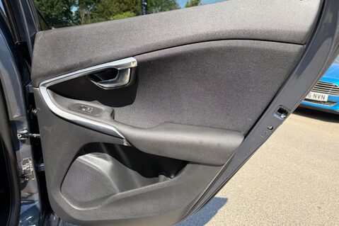 Volvo V40 T2 MOMENTUM NAV PLUS - REVERSE CAMERA - FULL VOLVO SERVICE HISTORY 28