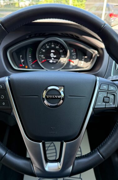 Volvo V40 T2 MOMENTUM NAV PLUS - REVERSE CAMERA - FULL VOLVO SERVICE HISTORY 