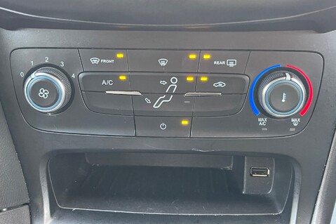 Ford Focus ZETEC S - £20 ROAD TAX 41