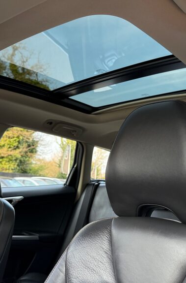 Volvo XC60 D5 SE LUX NAV AWD -TOWBAR - BLIS -LDW - PAN ROOF -CHILD SEATS  