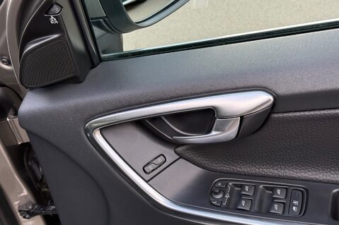 Volvo XC60 D5 SE LUX NAV AWD -TOWBAR - BLIS -LDW - PAN ROOF -CHILD SEATS  37