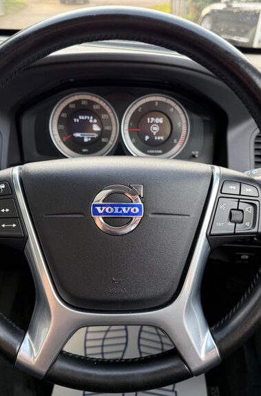 Volvo XC60 D5 SE LUX NAV AWD -TOWBAR - BLIS -LDW - PAN ROOF -CHILD SEATS  