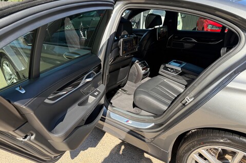 BMW 7 Series 740D XDRIVE M SPORT - REAR ENTERTAINMENT -SUNROOF -HUD -HARMAN KARDON -ICON 35