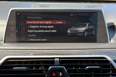 BMW 7 Series 740D XDRIVE M SPORT - REAR ENTERTAINMENT -SUNROOF -HUD -HARMAN KARDON -ICON 68