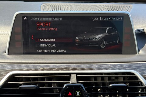 BMW 7 Series 740D XDRIVE M SPORT - REAR ENTERTAINMENT -SUNROOF -HUD -HARMAN KARDON -ICON 81