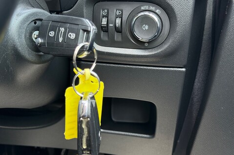 Vauxhall Corsa SE - APPLE CAR PLAY - CRUISE CONTROL - ONE LADY OWNER FROM NEW 42