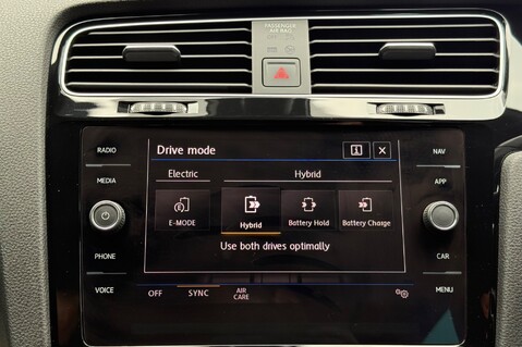 Volkswagen Golf GTE ADVANCE DSG - REVERSE CAMERA - LANE ASSIST -KEYLESS -WINTER PACK -LEDS 40