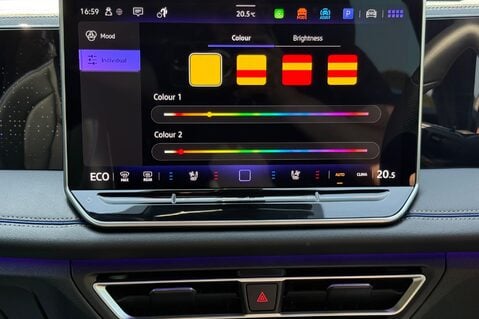Volkswagen Tiguan R-LINE TSI DSG - FULL LEATHER - PANORAMIC SUNROOF - RARE SPEC 45