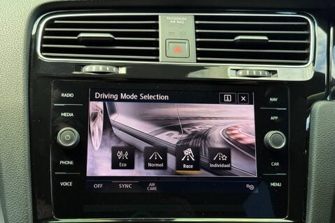 Volkswagen Golf R TSI 4MOTION DSG -PRETORIAS -BODYKIT -PAN ROOF -MILLTEK -APPLE CARPLAY  51