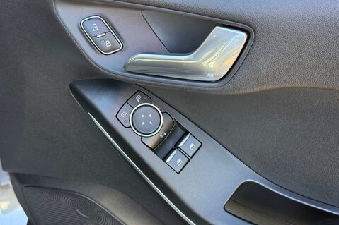 Ford Fiesta TITANIUM 25