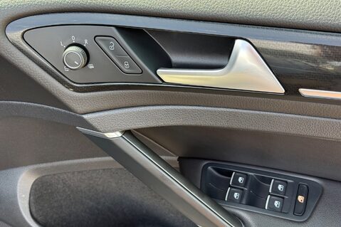 Volkswagen Golf R TSI 4MOTION DSG -CAMERA -SPIELBERG ALLOYS -APPLE CARPLAY -KEYLESS 35