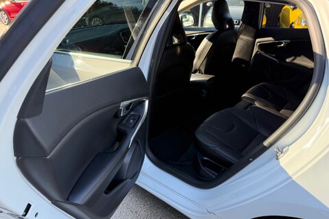 Volvo V40 T3 INSCRIPTION - ONE OWNER FROM NEW - FULL MAIN DEALER SERVICE HISTORY 26
